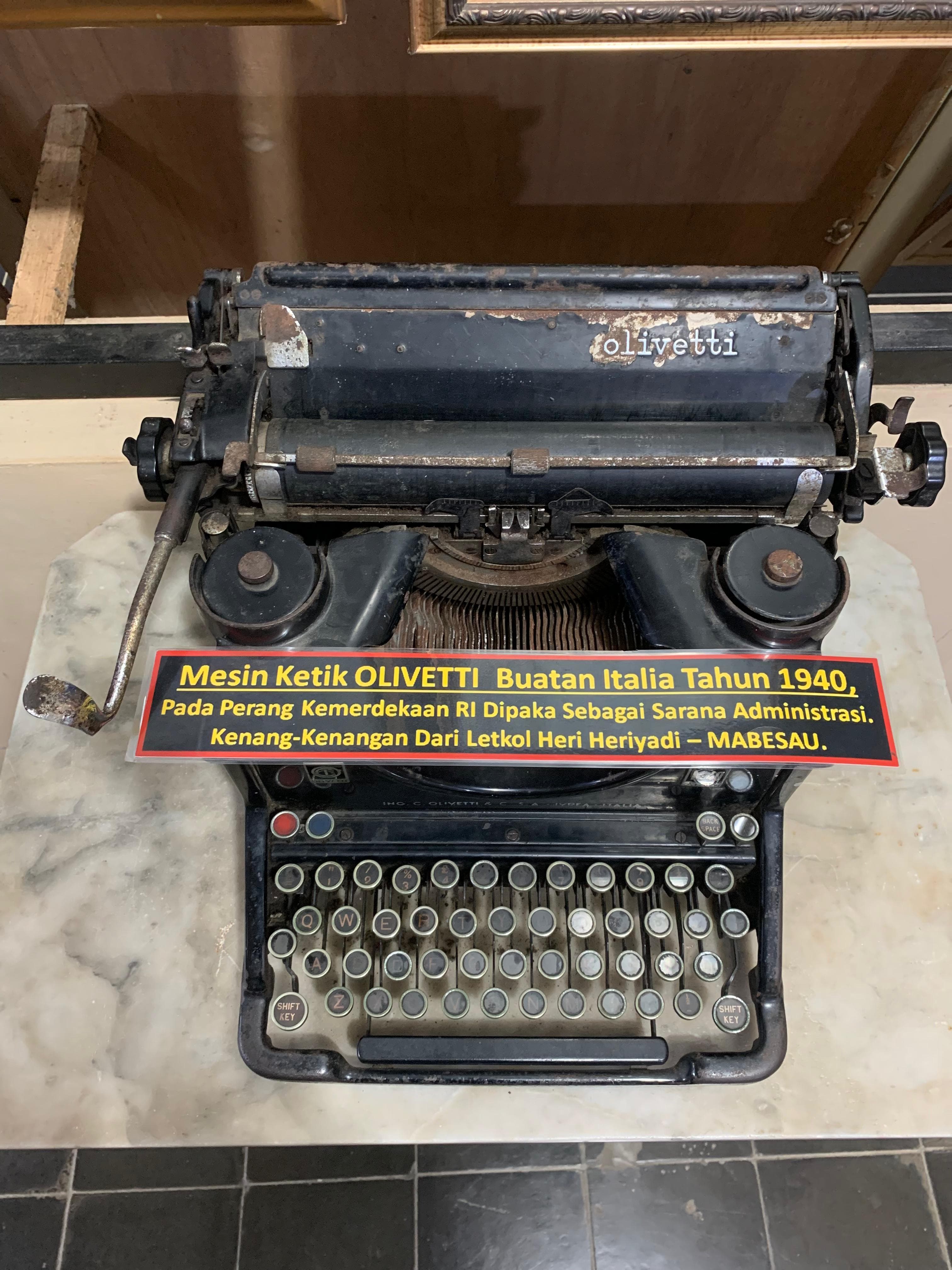MESIN KETIK OLIVETTI 